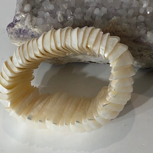 Sea Shell Stretch Ivory Color Bracelet - Picture 3 of 4